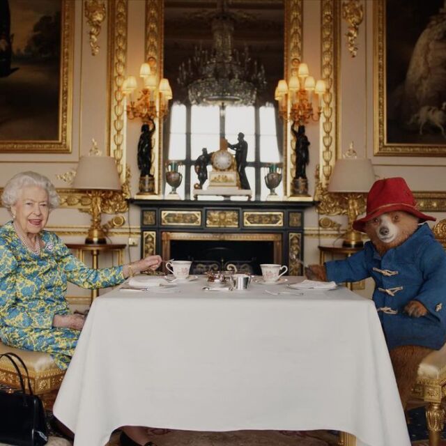 Кралицата пи чай с мечето Падингтън и извади сандвич с мармалад от чантата си