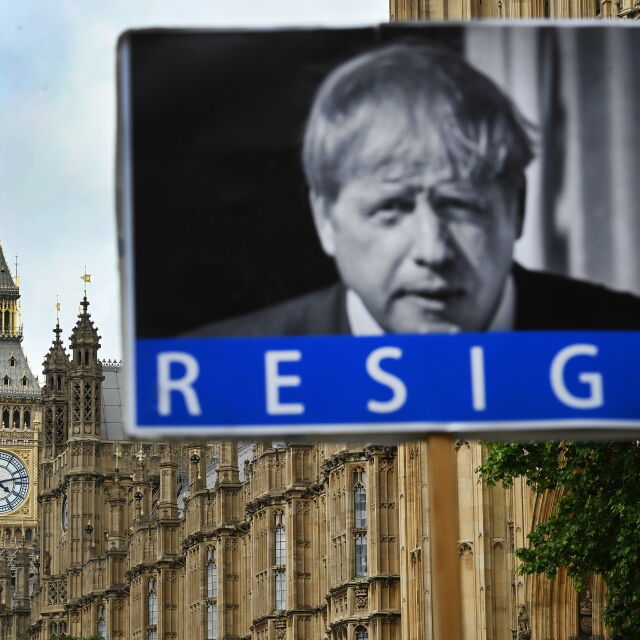 Британският премиер Борис Джонсън оцеля при вота на доверие 