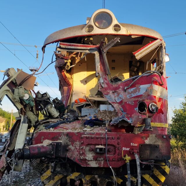 След катастрофата: Възстановено е движението на влаковете, но има закъснения