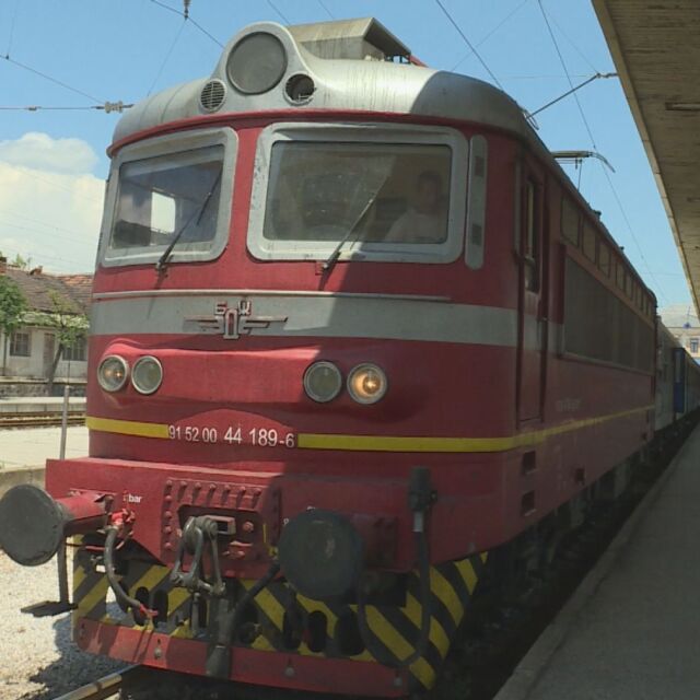В знак на съпричастност: Влакове пуснаха сирените за загиналите си колеги (ВИДЕО)