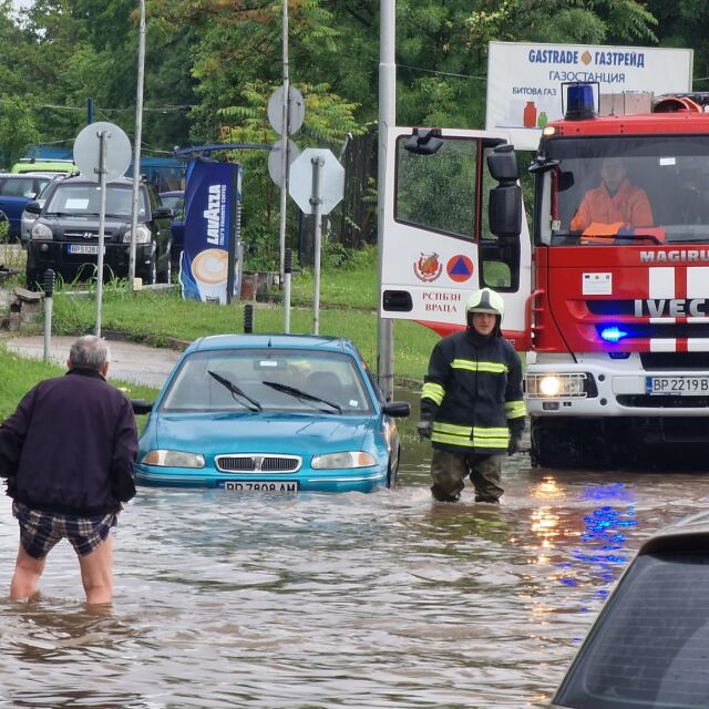 Булеварди във Враца са под вода след интензивните валежи (СНИМКИ)