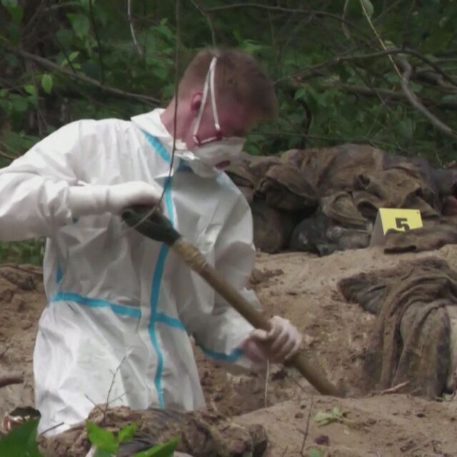 Откриха още тела в импровизиран гроб край Буча (ВИДЕО)