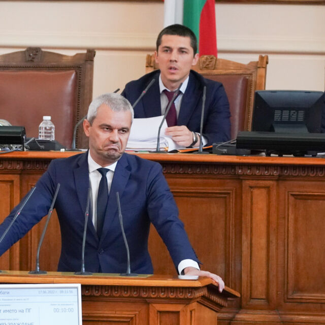 Костадинов нарече протестиращите „фашистка измет“, последва скандал в залата