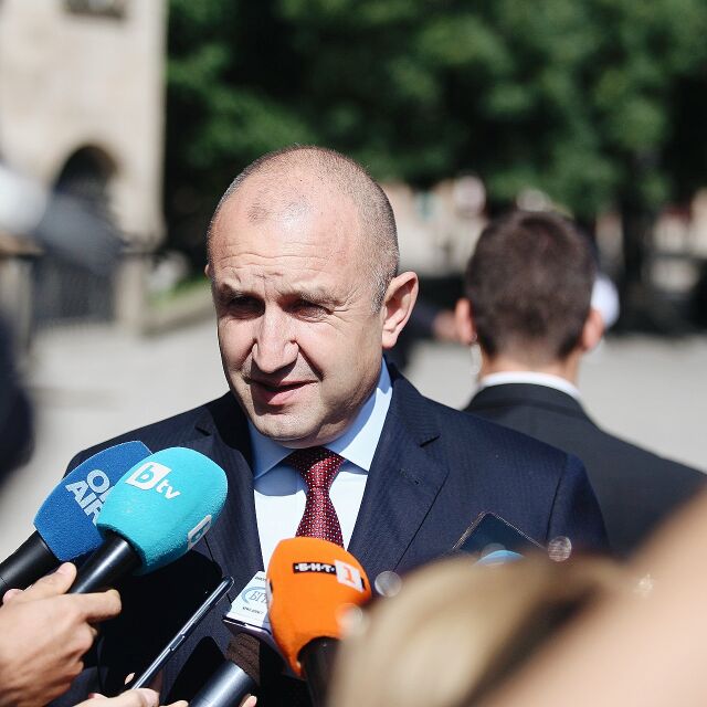 Радев: Петков е премиер на България, а не куриер на Франция за С. Македония