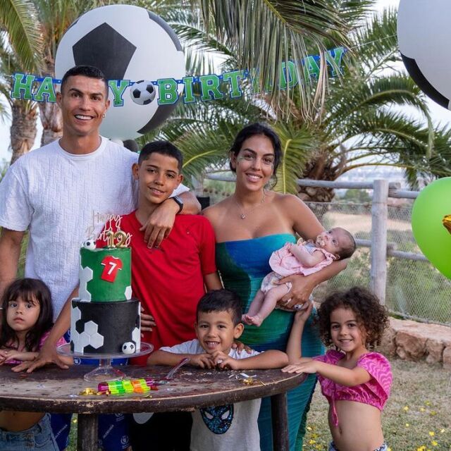 Кристиано-младши празнува с футболна торта и приятели 