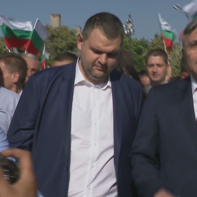 Делян Пеевски се появи на протеста срещу правителството (ВИДЕО)