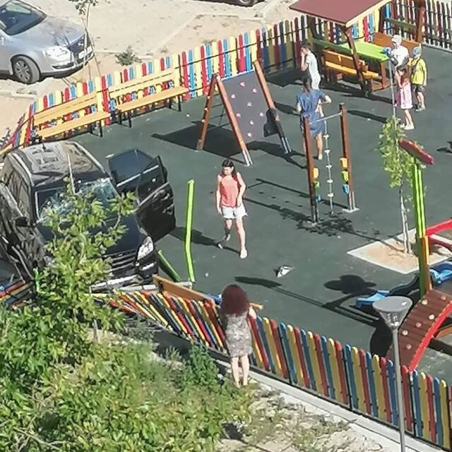 Заради грешна маневра: Кола се вряза в детска площадка в Сливен 