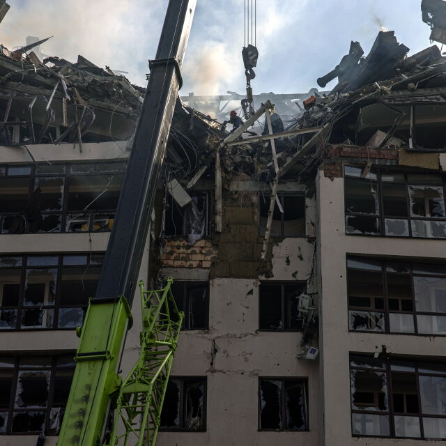 Най-малко петима ранени след обстрела на жилищна сграда в Киев