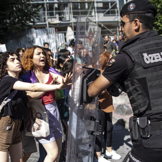 Турската полиция разпръсна шествието на прайда в Истанбул (СНИМКИ)