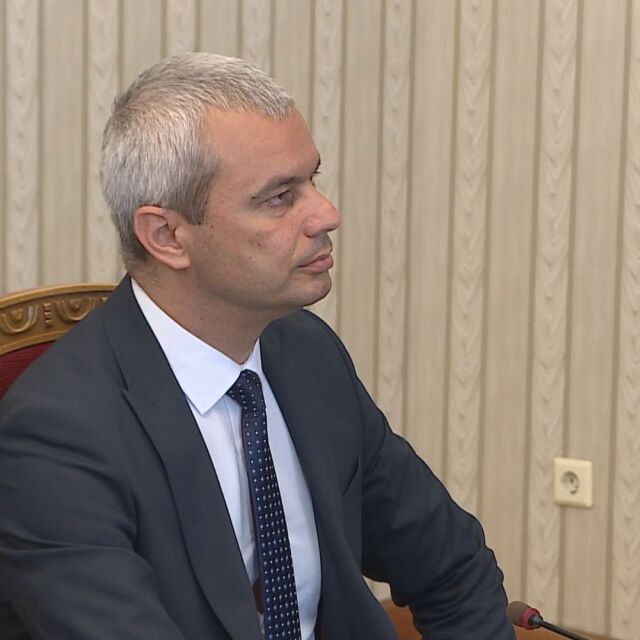 Костадинов при президента: За предсрочни избори сме, няма да преговаряме за нов кабинет в това НС