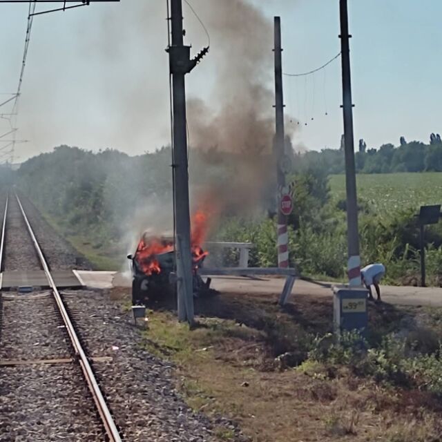 Влак удари кола край монтанското село Дъбова махала