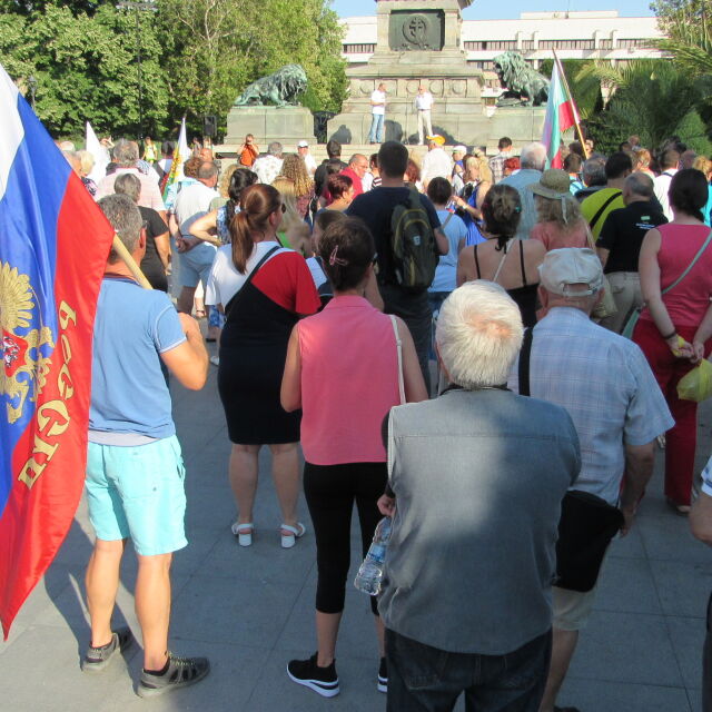 Протест срещу изгонването на руските дипломати в Русе (СНИМКИ)