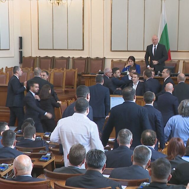 След боя, плюенето и обидите в зала: 17 депутати са с наказания