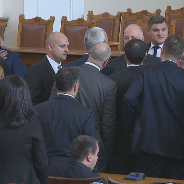 След скандала в зала: Парламентът прекрати заседанието си