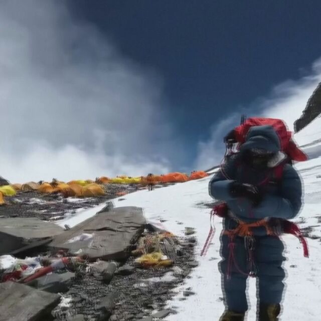 "В зоната на смъртта и вкопчен във въже": Мъж спаси алпинист на Еверест (ВИДЕО)