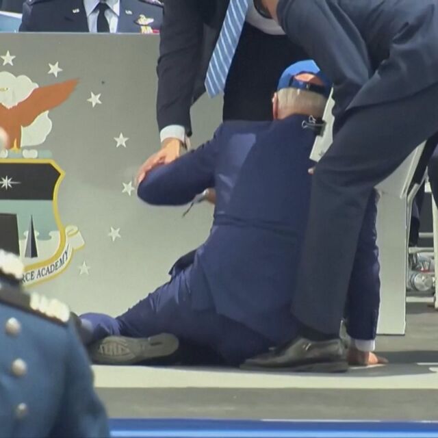 Джо Байдън се спъна и падна на церемония на военна академия (ВИДЕО)