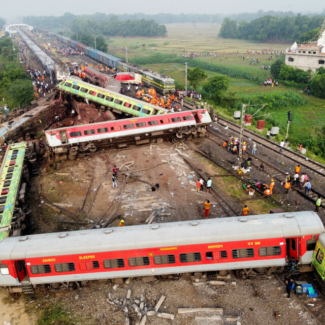 Над 230 загинали при влакова катастрофа в Индия (СНИМКИ и ВИДЕО)