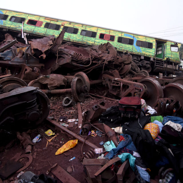 Кадри от дрон показват огромния мащаб на влаковата катастрофа в Индия (ВИДЕО)