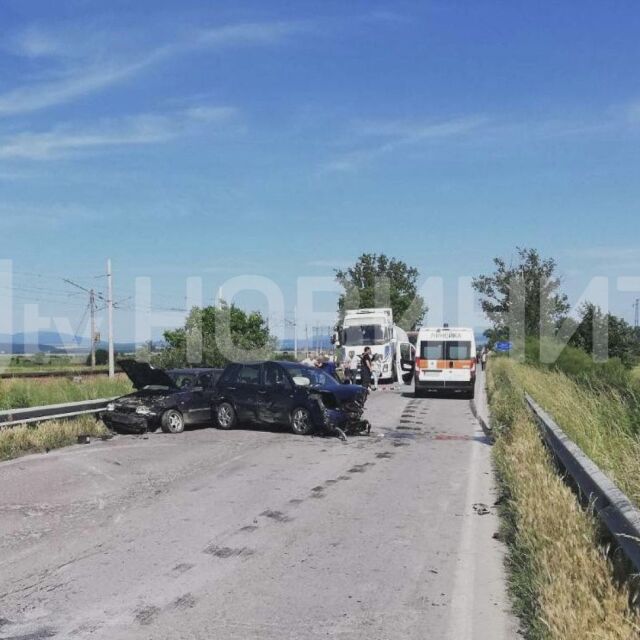 Катастрофа с три коли на пътя Карнобат - Шумен, единият от шофьорите е загинал (СНИМКИ)