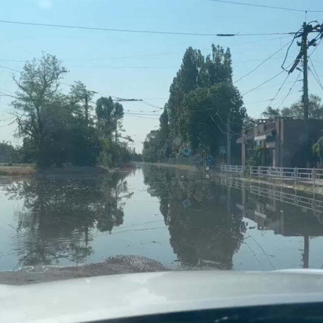 Язовирът "Нова Каховка" наводни осем населени места, започна евакуация