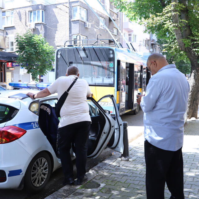 Бой в тролея посред бях ден: Моторист нападна шофьор в центъра на София