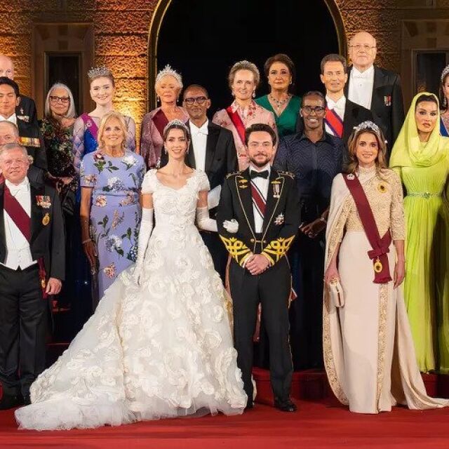 Сакскобургготски и Кейт Мидълтън в грандиозна обща снимка с най-знатните гости на сватбата в Йордания