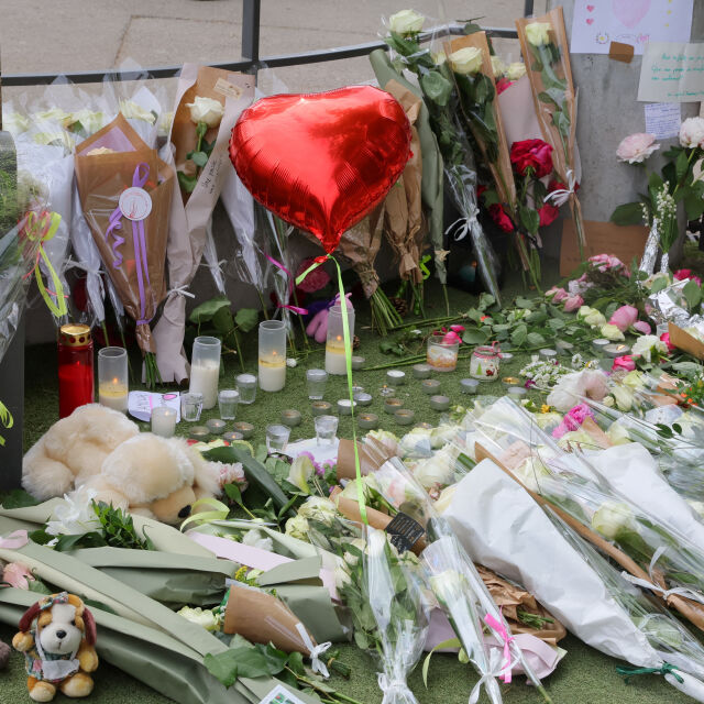 Десетки оставиха цветя на площада във Франция, където деца бяха намушкани (СНИМКИ)