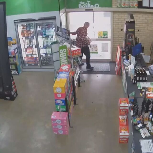 Мъж се опита да открадне алкохол от магазин, върна го, защото не успя да излезе (ВИДЕО)