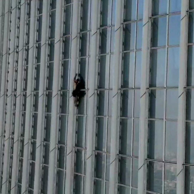 Арестуваха младеж, катерил се по небостъргач без въжета (ВИДЕО)