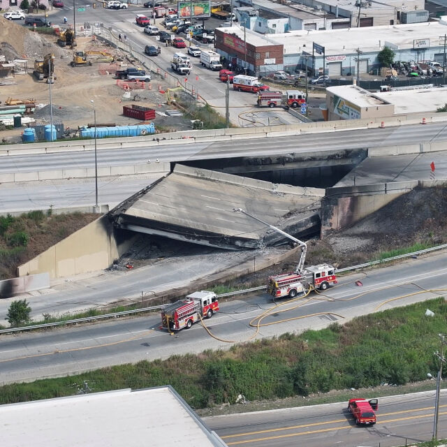 Вижте срутването на магистрала след пожар (ВИДЕО)