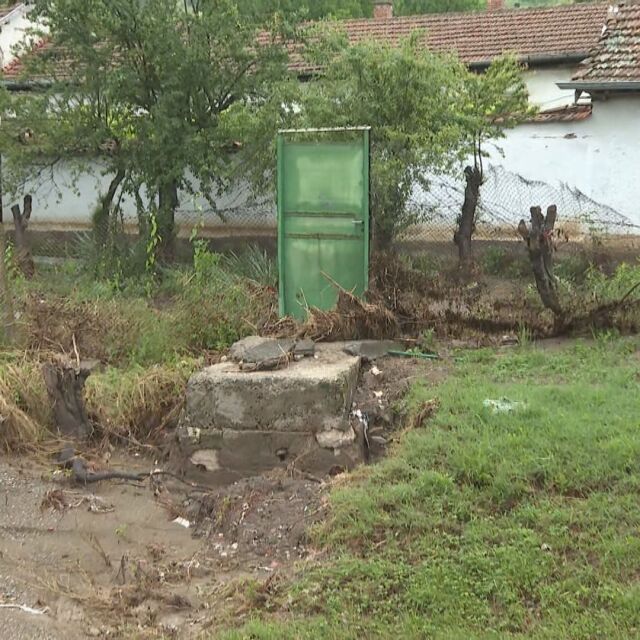 След наводнение в Новачене: Защо хора в селото са откъснати от света?