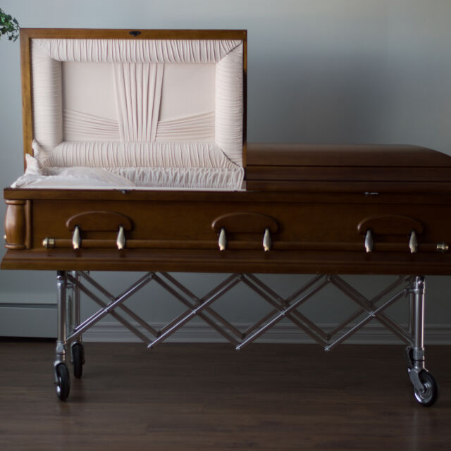 Жена „възкръсна“ на погребението си: Докато е в ковчег, близките ѝ разбират, че диша 
