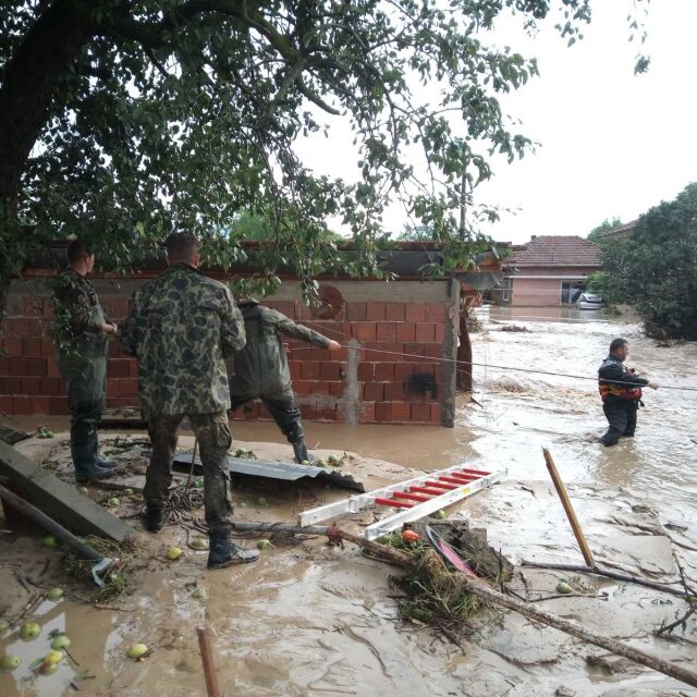 Николай Денков изисква спешни мерки от областните управители срещу наводнения и свлачища