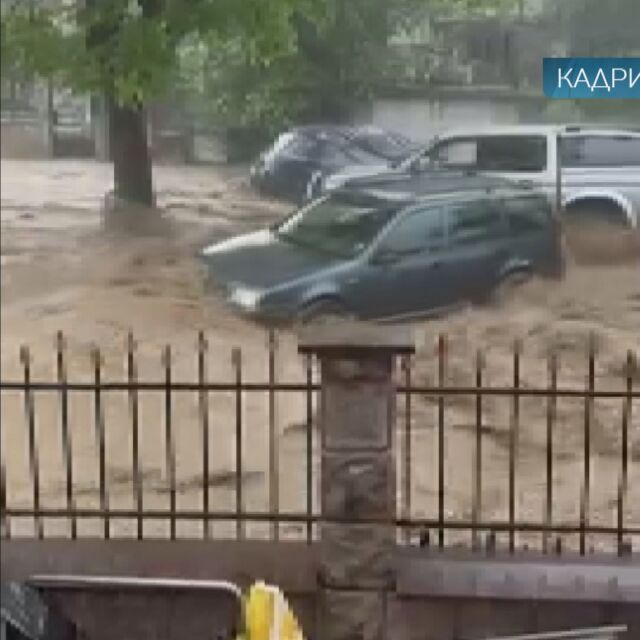 От „Аз, репортерът“: Водата влачи паркирани коли, отнесени тротоари в Берковица (ВИДЕО)