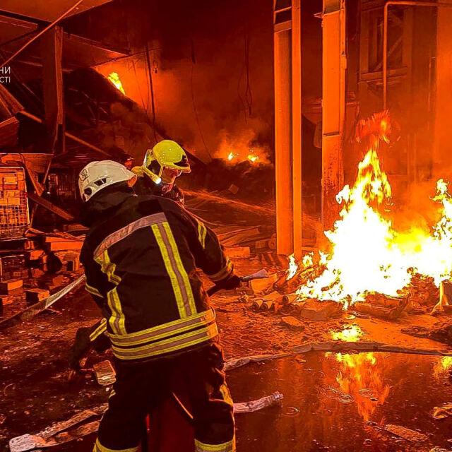 След ракетна атака: Пожар близо до бизнес център и склад на търговска верига в Одеса 