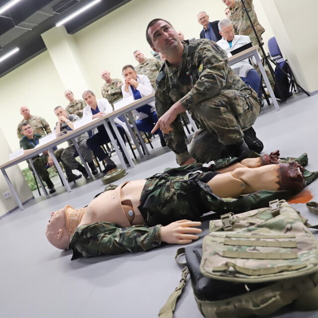 Шестима военнослужещи положиха изпит за парамедици във ВМА (СНИМКИ)
