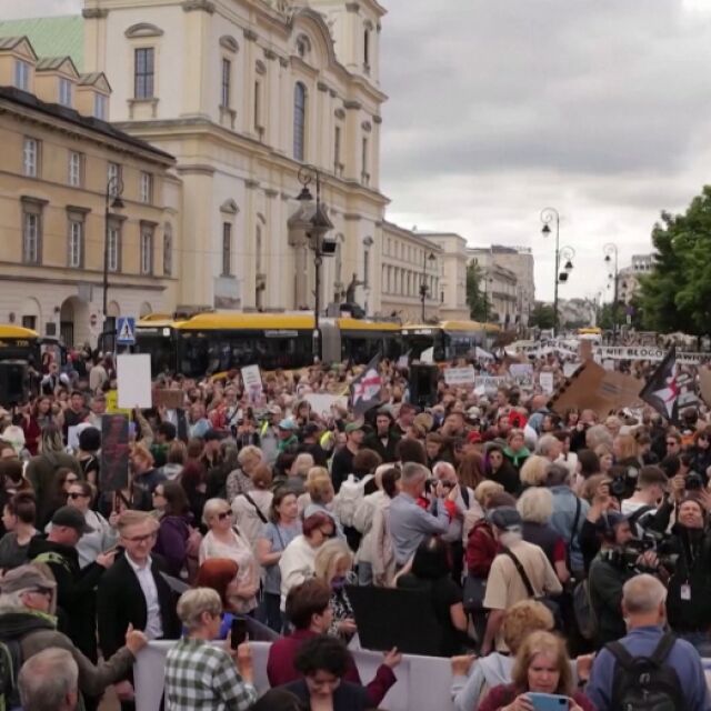 След смъртта на бременна жена: Хиляди протестираха в Полша срещу забраната за аборт