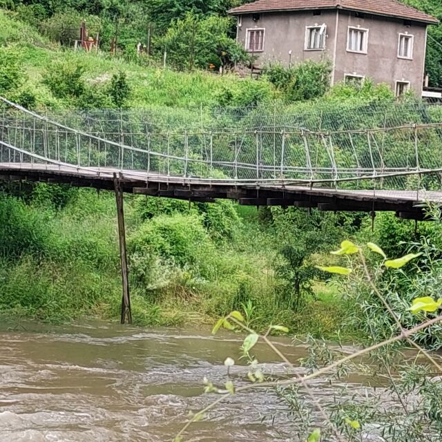 Пропадане, стърчащи пирони и липсващи дъски на мост, свързващ село Левище със света