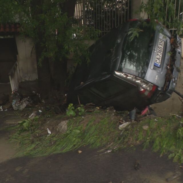 След пороя: Кола се заби в дърво до къща кв. "Симеоново", улиците са с купчини кал (ВИДЕО)