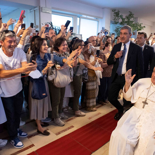 Изписаха папа Франциск от болница