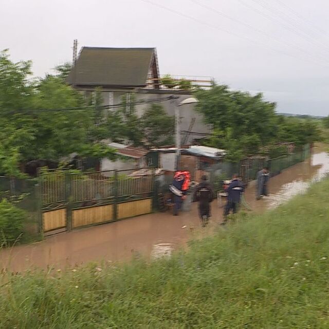 Аварийни екипи отводняват къщи и улици в "Нови Искър"