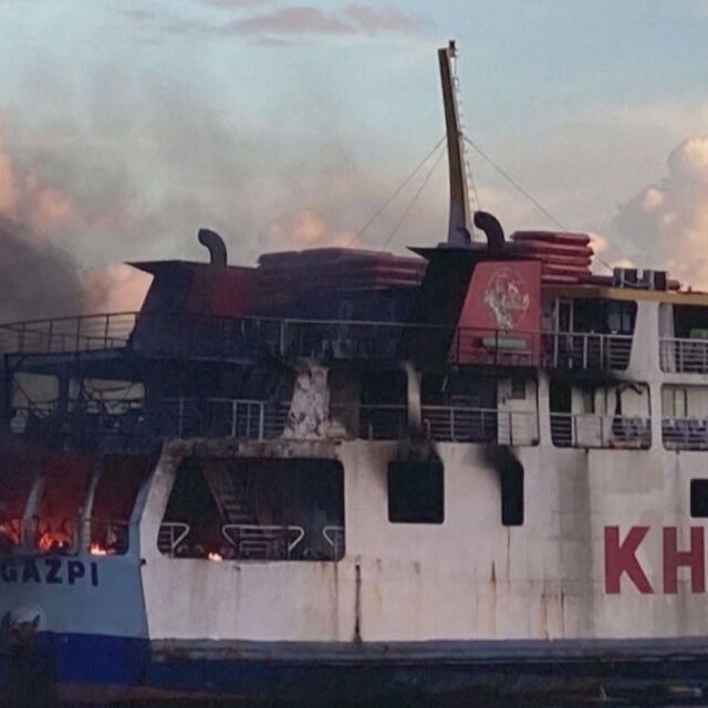 Ферибот със 120 души на борда се запали (ВИДЕО) 