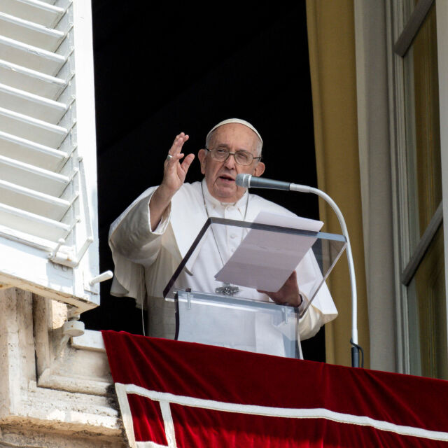 След операцията: Папа Франциск с първа публична поява пред обществеността