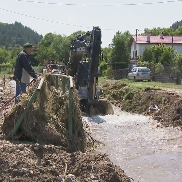 „Приливната вълна дойде за минути“: В село Голема Раковица реката е отнесла мост