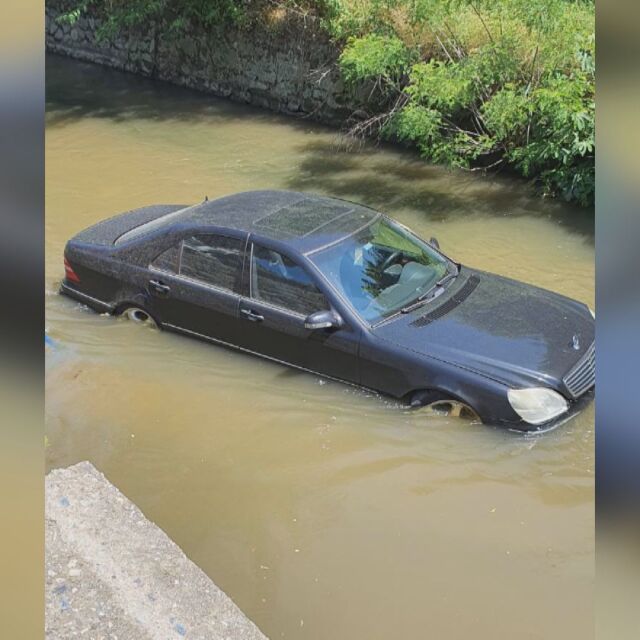 Кола падна в канал "Паша арк" в Пазарджик (СНИМКИ)