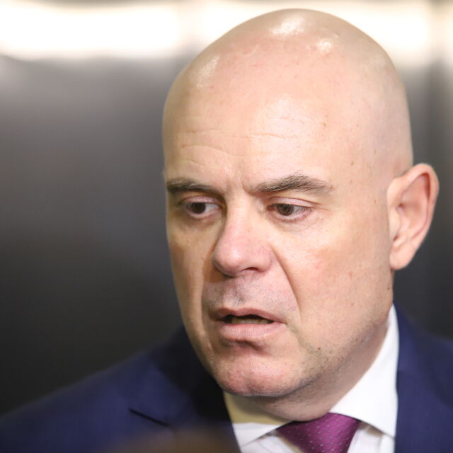  Гешев отвън прокуратурата: Ще употребява 