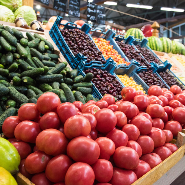 Цените на храните: Краставиците и доматите поскъпват, портокалите поевтиняват