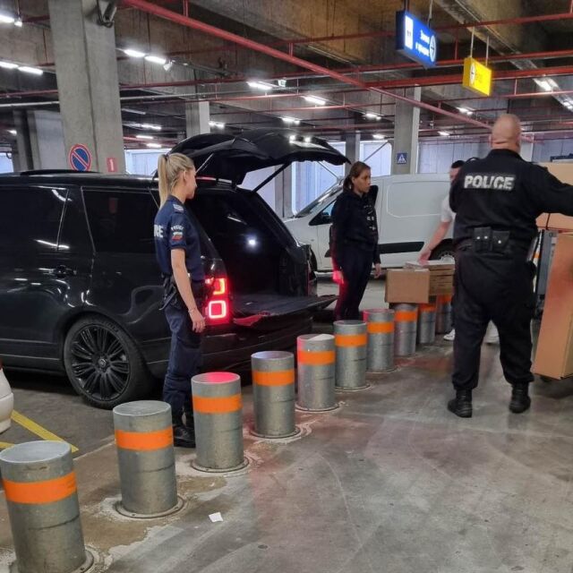 Снимки от паркинг: Защо полицаи носят и товарят мебели на Любена Павлова в автомобила ѝ
