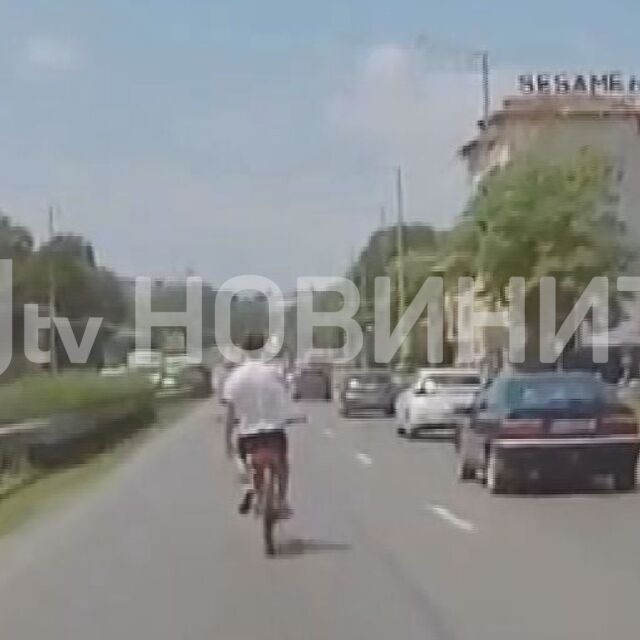 От „Аз, репортерът“: Велосипедист изпреварва автомобили на „Цариградско шосе“ в София (ВИДЕО)