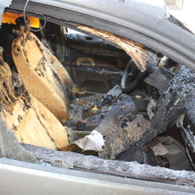 Разследват умишлен палеж: Автомобил на бизнесмен изгоря напълно в Благоевград